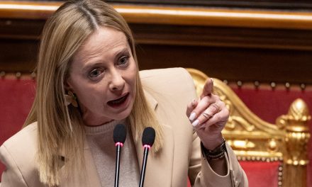 Giorgia Meloni Tertekan: Demonstran Di Roma Teriakkan Protes