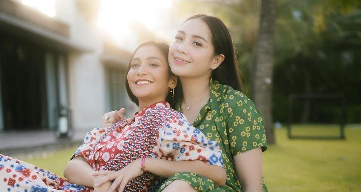 Liburan Di Labuan Bajo, Nagita Dan Caca Tengker Tuai Pujian