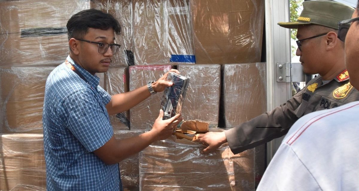 TNI AL Cegat Ratusan Bal Rokok Ilegal Yang Coba Diselundupkan
