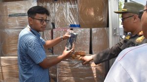 TNI AL Cegat Ratusan Bal Rokok Ilegal Yang Coba Diselundupkan