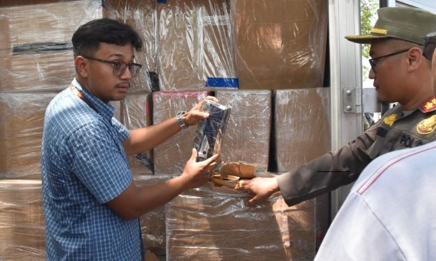 TNI AL Cegat Ratusan Bal Rokok Ilegal Yang Coba Diselundupkan