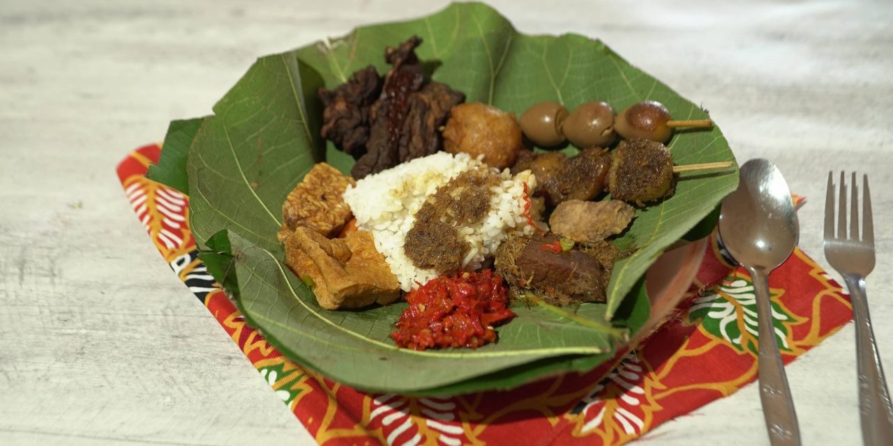 Nasi Jamblang Cirebon: Kuliner Tradisional Yang Awet Seharian