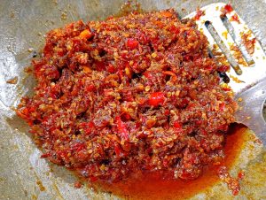 Sambal Roa Manado: Pedas Gurih Ikan Roa Asap Yang Menggoda