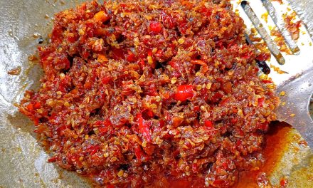 Sambal Roa Manado: Pedas Gurih Ikan Roa Asap Yang Menggoda