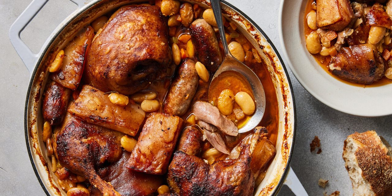 Cassoulet Prancis: Rebusan Daging Bebek Dan Sosis Dalam Pot
