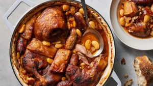 Cassoulet Prancis: Rebusan Daging Bebek Dan Sosis Dalam Pot