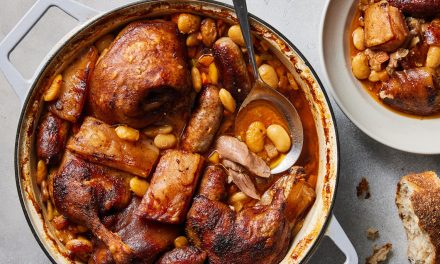 Cassoulet Prancis: Rebusan Daging Bebek Dan Sosis Dalam Pot