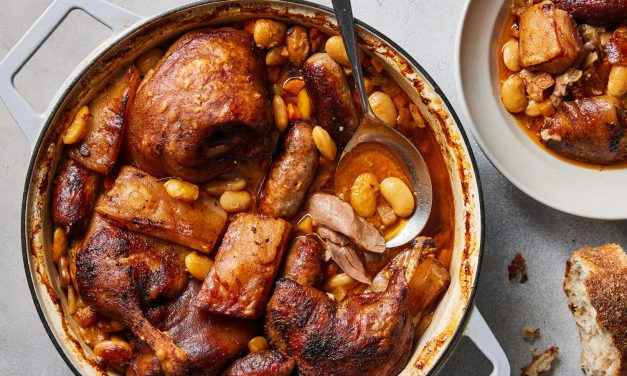 Cassoulet Prancis: Rebusan Daging Bebek Dan Sosis Dalam Pot