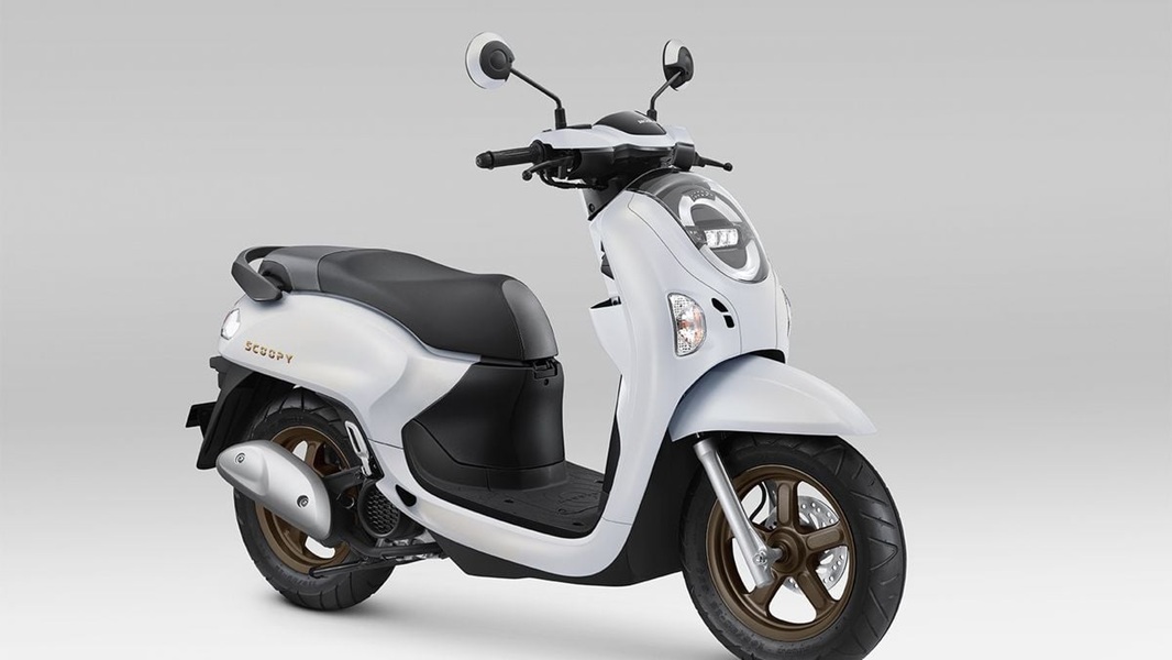 Honda Scoopy Prestige: Dengan Pelek Emas Dan Striping Anyar