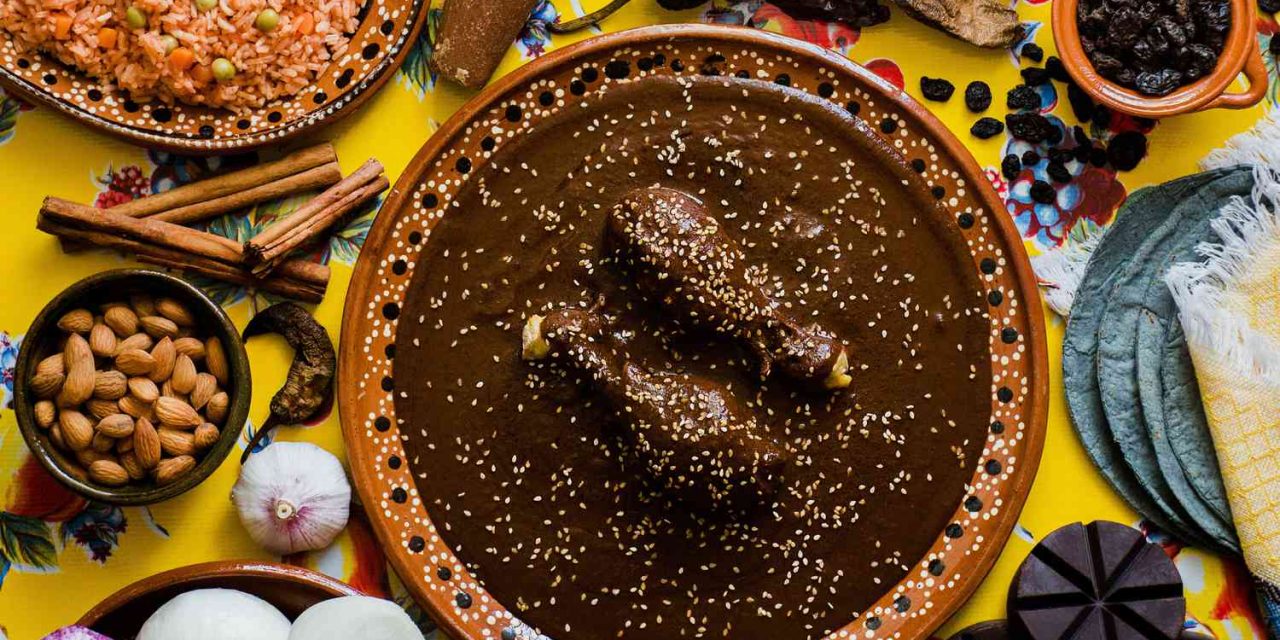 Mole Poblano Puebla: Saus Cokelat Pedas Rempah Khas Meksiko
