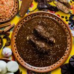 Mole Poblano Puebla: Saus Cokelat Pedas Rempah Khas Meksiko