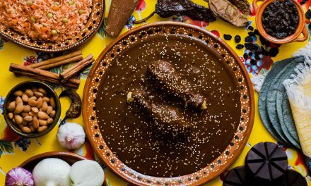 Mole Poblano Puebla: Saus Cokelat Pedas Rempah Khas Meksiko