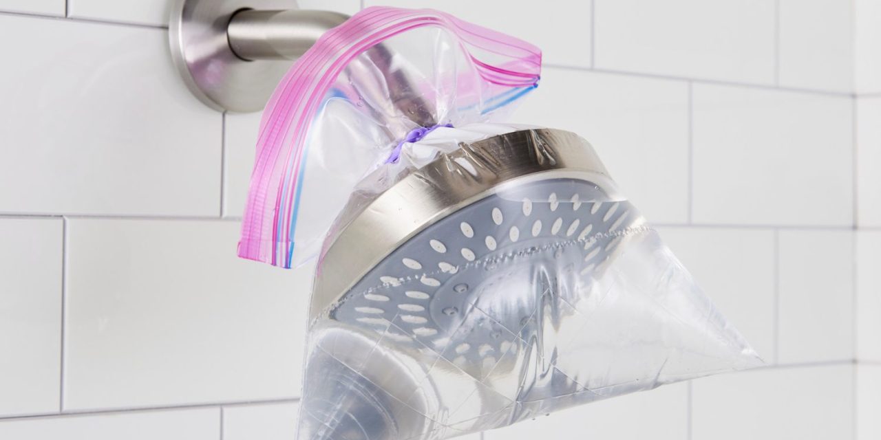 Trik Bersihkan Kerak Shower Membandel Pakai Cuka Putih