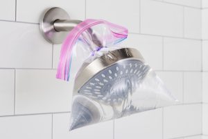 Trik Bersihkan Kerak Shower Membandel Pakai Cuka Putih