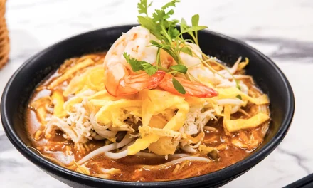 Kelezatan Laksa Sarawak: Mie Kuah Berpadu Ayam Dan Udang