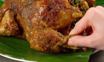 Kelezatan Ayam Betutu Khas Gilimanuk Pakai Bumbu Basa Gede 