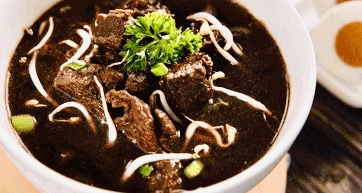 Menikmati Rawon Daging Sapi Berkuah Kluwek Hitam Pekat
