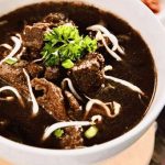 Menikmati Rawon Daging Sapi Berkuah Kluwek Hitam Pekat