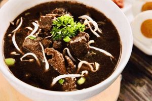 Menikmati Rawon Daging Sapi Berkuah Kluwek Hitam Pekat