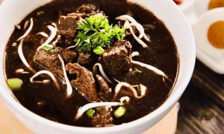 Menikmati Rawon Daging Sapi Berkuah Kluwek Hitam Pekat