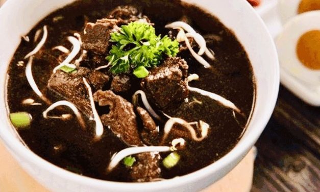 Menikmati Rawon Daging Sapi Berkuah Kluwek Hitam Pekat