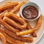 Mengenal Churros Khas Meksiko Dengan Taburan Gula Dan Saus