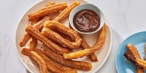 Mengenal Churros Khas Meksiko Dengan Taburan Gula Dan Saus
