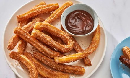 Mengenal Churros Khas Meksiko Dengan Taburan Gula Dan Saus