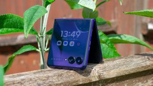 Motorola Razr 70 Ultra Bawa Bodi Alcantara Dan Kamera LOFIC